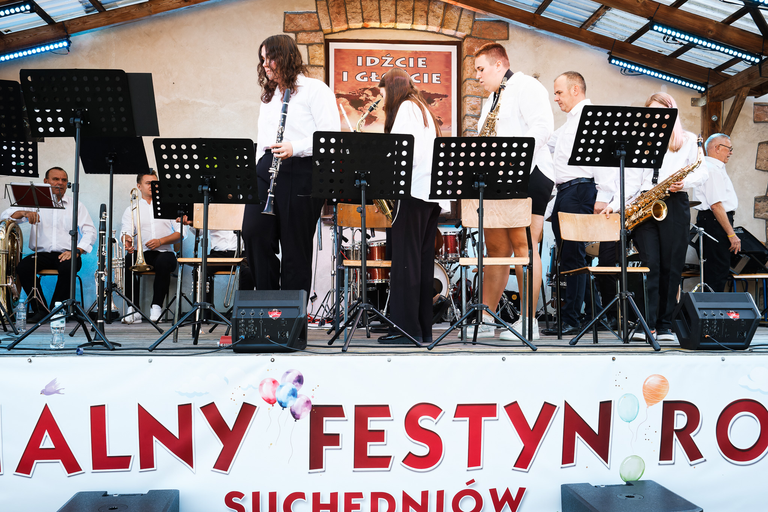 Parafialny Festyn Rodzinny w Suchedniowie – radość, wspólnota i zabawa mieszkańców w doskonałej atmosferze.