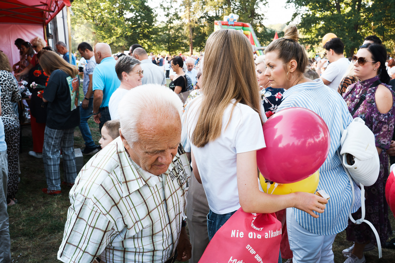Parafialny Festyn Rodzinny w Suchedniowie – radość, wspólnota i zabawa mieszkańców w doskonałej atmosferze.