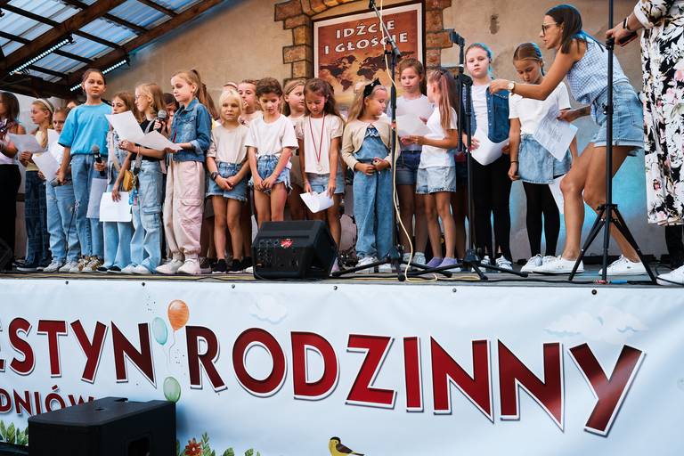Parafialny Festyn Rodzinny w Suchedniowie – radość, wspólnota i zabawa mieszkańców w doskonałej atmosferze.