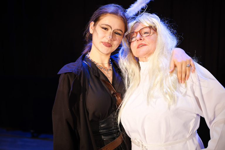 Fotoreportaż ze spektaklu „Igraszki z Diabłem” w Suchedniowie – aktorzy na scenie w barwnej, nastrojowej oprawie teatralnej.