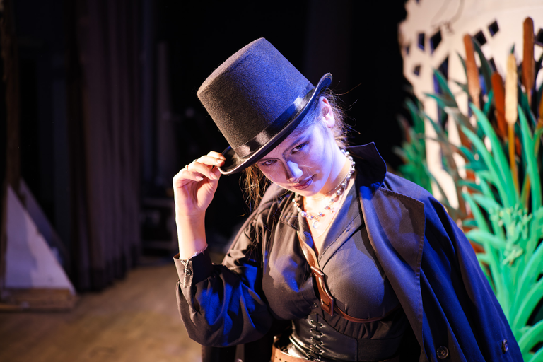 Fotoreportaż ze spektaklu „Igraszki z Diabłem” w Suchedniowie – aktorzy na scenie w barwnej, nastrojowej oprawie teatralnej.
