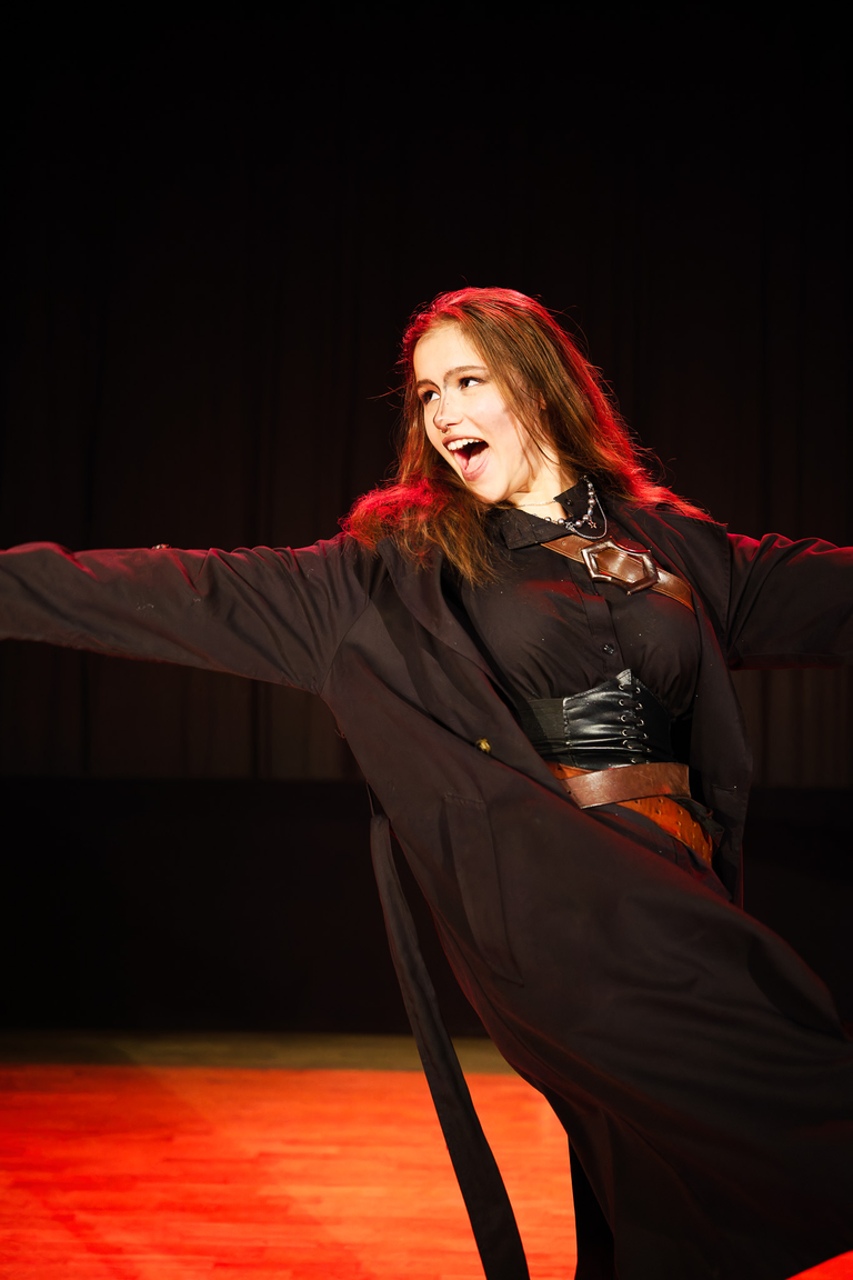 Fotoreportaż ze spektaklu „Igraszki z Diabłem” w Suchedniowie – aktorzy na scenie w barwnej, nastrojowej oprawie teatralnej.