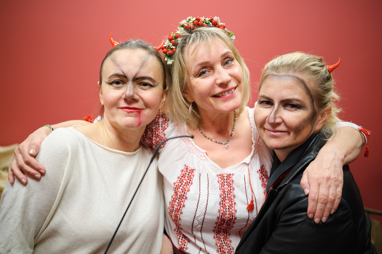 Fotoreportaż ze spektaklu „Igraszki z Diabłem” w Suchedniowie – aktorzy na scenie w barwnej, nastrojowej oprawie teatralnej.