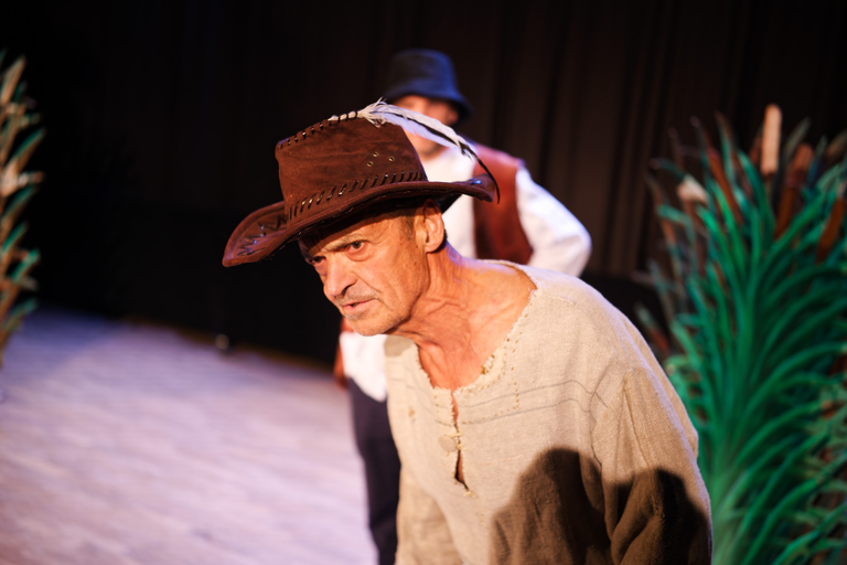 Fotoreportaż ze spektaklu „Igraszki z Diabłem” w Suchedniowie – aktorzy na scenie w barwnej, nastrojowej oprawie teatralnej.