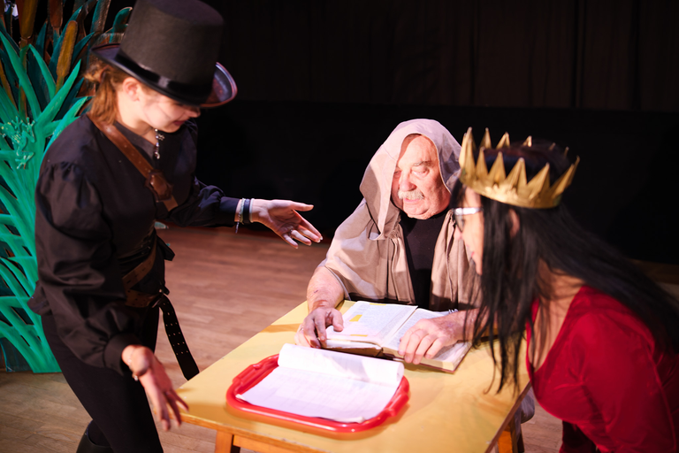 Fotoreportaż ze spektaklu „Igraszki z Diabłem” w Suchedniowie – aktorzy na scenie w barwnej, nastrojowej oprawie teatralnej.