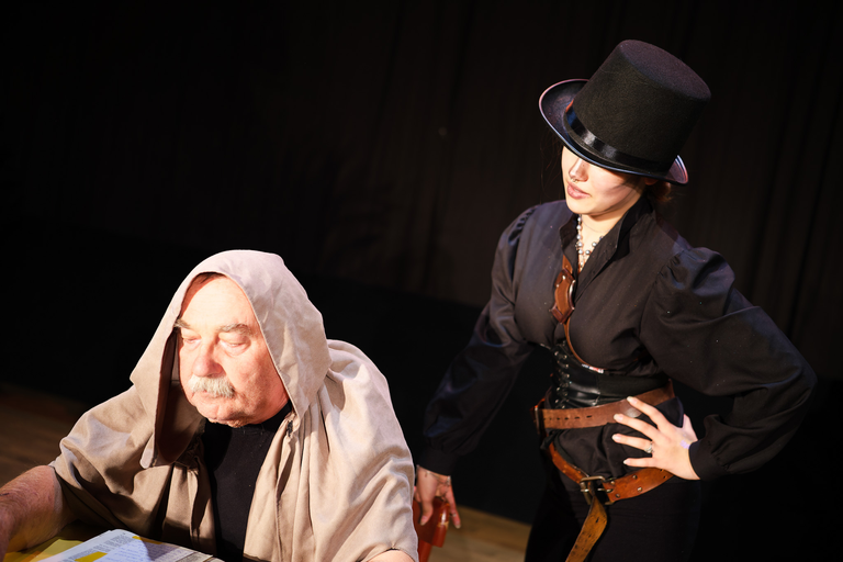 Fotoreportaż ze spektaklu „Igraszki z Diabłem” w Suchedniowie – aktorzy na scenie w barwnej, nastrojowej oprawie teatralnej.