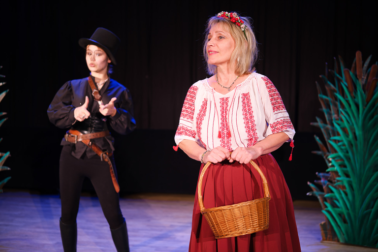 Fotoreportaż ze spektaklu „Igraszki z Diabłem” w Suchedniowie – aktorzy na scenie w barwnej, nastrojowej oprawie teatralnej.
