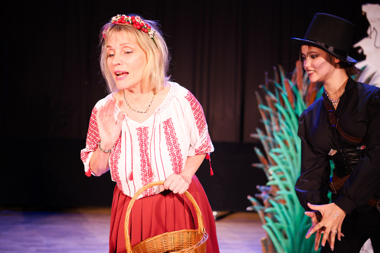 Fotoreportaż ze spektaklu „Igraszki z Diabłem” w Suchedniowie – aktorzy na scenie w barwnej, nastrojowej oprawie teatralnej.