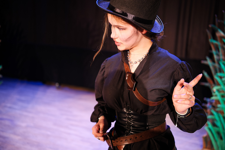 Fotoreportaż ze spektaklu „Igraszki z Diabłem” w Suchedniowie – aktorzy na scenie w barwnej, nastrojowej oprawie teatralnej.