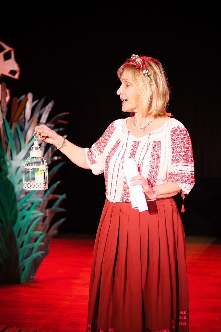 Fotoreportaż ze spektaklu „Igraszki z Diabłem” w Suchedniowie – aktorzy na scenie w barwnej, nastrojowej oprawie teatralnej.