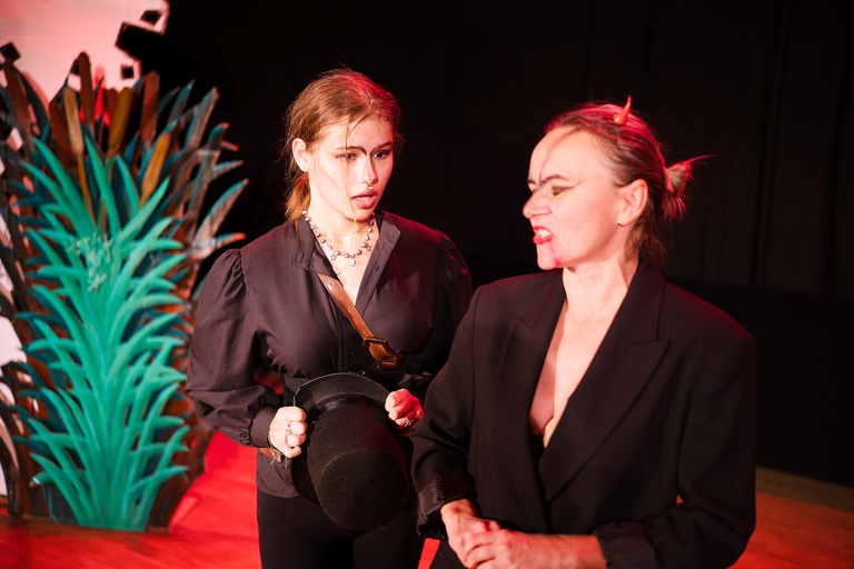 Fotoreportaż ze spektaklu „Igraszki z Diabłem” w Suchedniowie – aktorzy na scenie w barwnej, nastrojowej oprawie teatralnej.