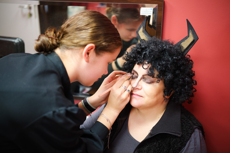 Fotoreportaż ze spektaklu „Igraszki z Diabłem” w Suchedniowie – aktorzy na scenie w barwnej, nastrojowej oprawie teatralnej.
