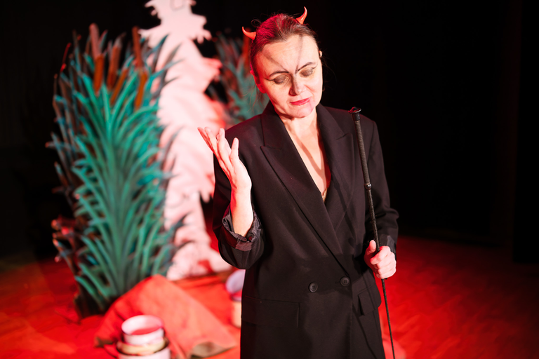 Fotoreportaż ze spektaklu „Igraszki z Diabłem” w Suchedniowie – aktorzy na scenie w barwnej, nastrojowej oprawie teatralnej.