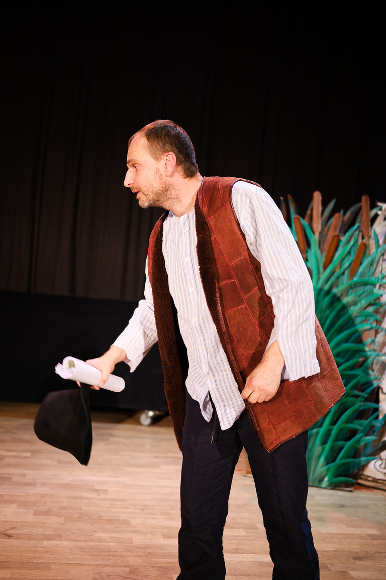 Fotoreportaż ze spektaklu „Igraszki z Diabłem” w Suchedniowie – aktorzy na scenie w barwnej, nastrojowej oprawie teatralnej.