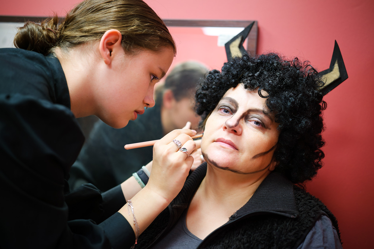 Fotoreportaż ze spektaklu „Igraszki z Diabłem” w Suchedniowie – aktorzy na scenie w barwnej, nastrojowej oprawie teatralnej.