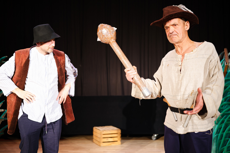 Fotoreportaż ze spektaklu „Igraszki z Diabłem” w Suchedniowie – aktorzy na scenie w barwnej, nastrojowej oprawie teatralnej.
