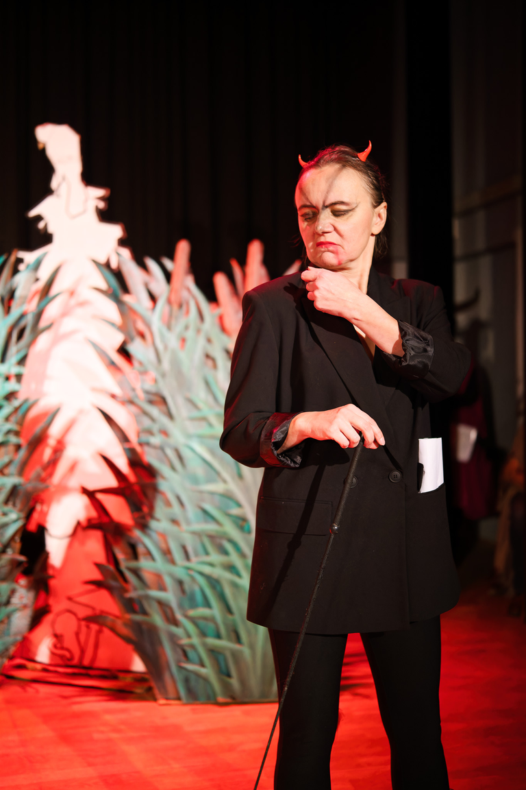 Fotoreportaż ze spektaklu „Igraszki z Diabłem” w Suchedniowie – aktorzy na scenie w barwnej, nastrojowej oprawie teatralnej.