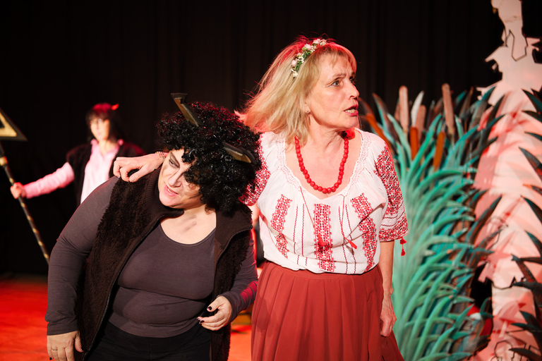 Fotoreportaż ze spektaklu „Igraszki z Diabłem” w Suchedniowie – aktorzy na scenie w barwnej, nastrojowej oprawie teatralnej.