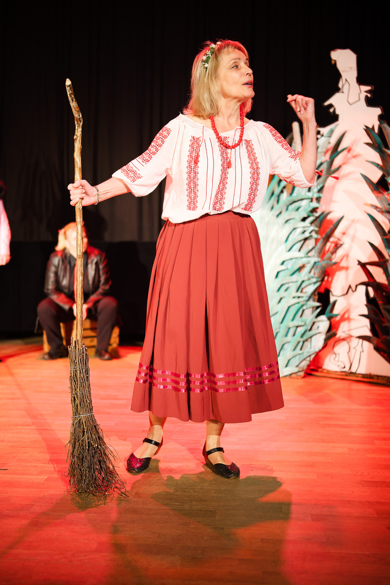 Fotoreportaż ze spektaklu „Igraszki z Diabłem” w Suchedniowie – aktorzy na scenie w barwnej, nastrojowej oprawie teatralnej.