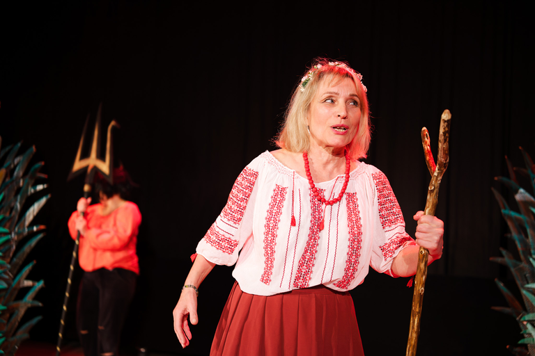 Fotoreportaż ze spektaklu „Igraszki z Diabłem” w Suchedniowie – aktorzy na scenie w barwnej, nastrojowej oprawie teatralnej.