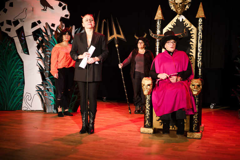 Fotoreportaż ze spektaklu „Igraszki z Diabłem” w Suchedniowie – aktorzy na scenie w barwnej, nastrojowej oprawie teatralnej.