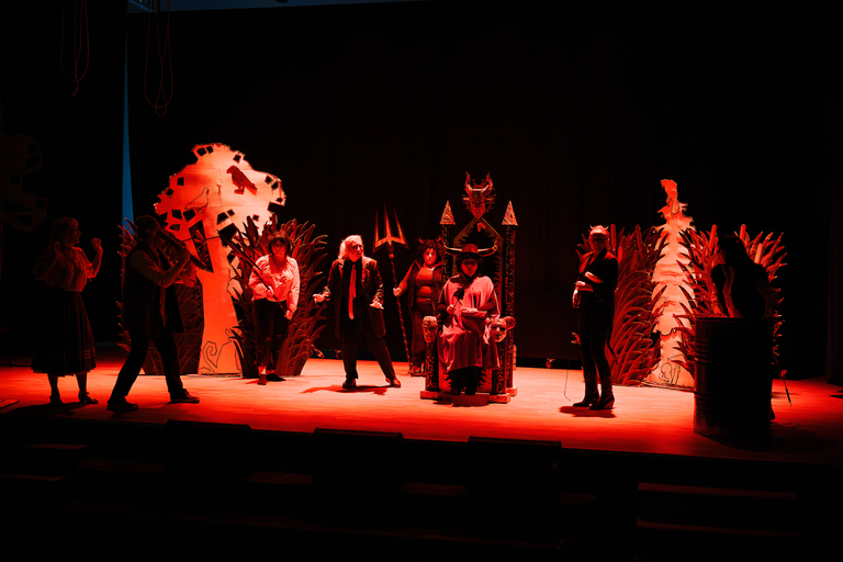 Fotoreportaż ze spektaklu „Igraszki z Diabłem” w Suchedniowie – aktorzy na scenie w barwnej, nastrojowej oprawie teatralnej.