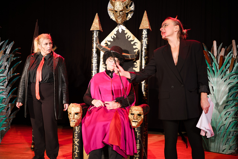 Fotoreportaż ze spektaklu „Igraszki z Diabłem” w Suchedniowie – aktorzy na scenie w barwnej, nastrojowej oprawie teatralnej.