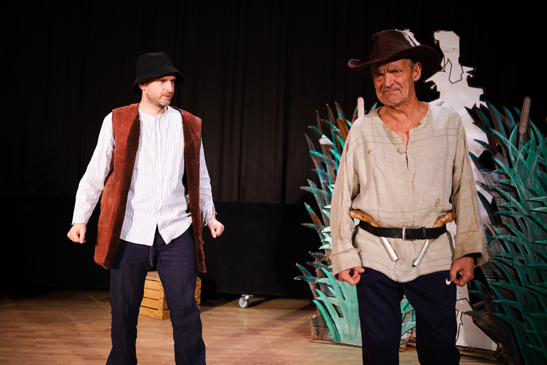 Fotoreportaż ze spektaklu „Igraszki z Diabłem” w Suchedniowie – aktorzy na scenie w barwnej, nastrojowej oprawie teatralnej.