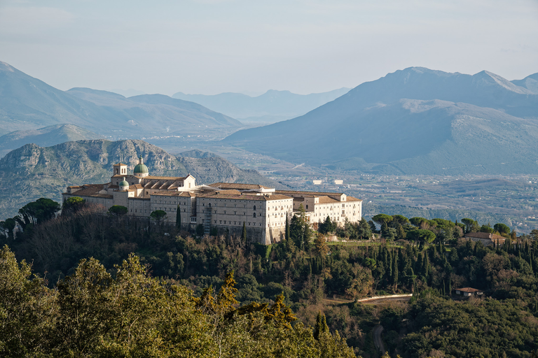 Monte Cassino – klasztor, cmentarz i krajobrazy upamiętniające bohaterstwo polskich żołnierzy.