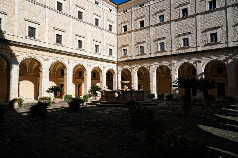 Monte Cassino – klasztor, cmentarz i krajobrazy upamiętniające bohaterstwo polskich żołnierzy.