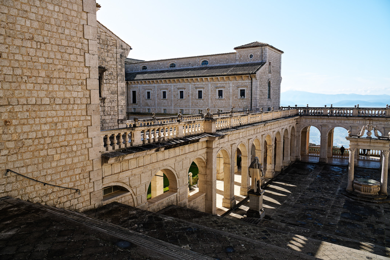Monte Cassino – klasztor, cmentarz i krajobrazy upamiętniające bohaterstwo polskich żołnierzy.