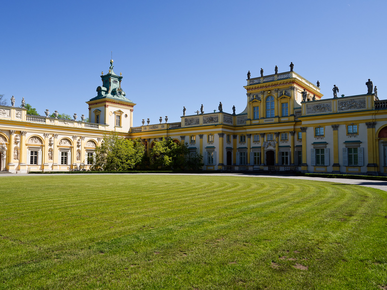 Wilanów – pałac i ogrody Jana III Sobieskiego, barokowe wnętrza, rzeźby, alejki i architektura pełna historii i elegancji.