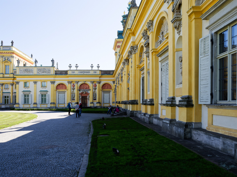 Wilanów – pałac i ogrody Jana III Sobieskiego, barokowe wnętrza, rzeźby, alejki i architektura pełna historii i elegancji.