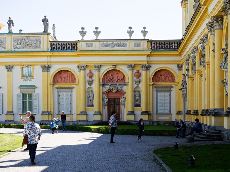 Wilanów – pałac i ogrody Jana III Sobieskiego, barokowe wnętrza, rzeźby, alejki i architektura pełna historii i elegancji.