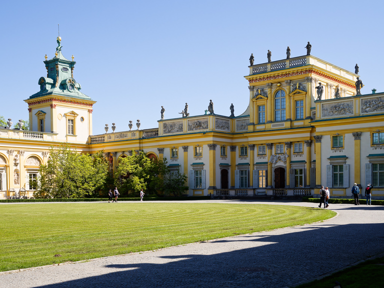 Wilanów – pałac i ogrody Jana III Sobieskiego, barokowe wnętrza, rzeźby, alejki i architektura pełna historii i elegancji.