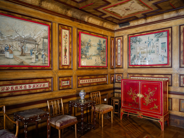 Wilanów – pałac i ogrody Jana III Sobieskiego, barokowe wnętrza, rzeźby, alejki i architektura pełna historii i elegancji.