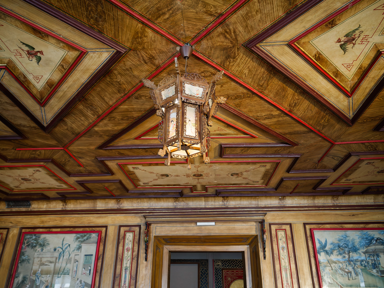 Wilanów – pałac i ogrody Jana III Sobieskiego, barokowe wnętrza, rzeźby, alejki i architektura pełna historii i elegancji.