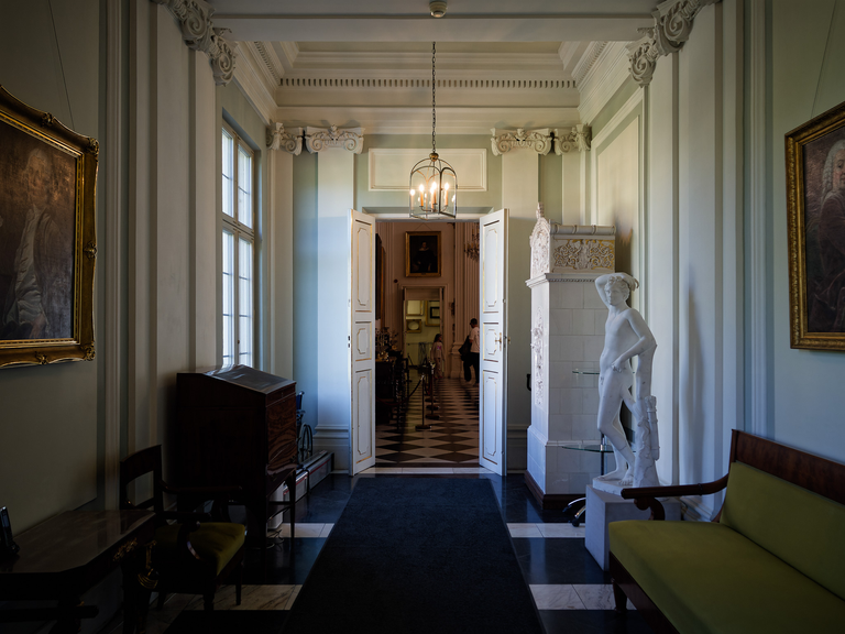 Wilanów – pałac i ogrody Jana III Sobieskiego, barokowe wnętrza, rzeźby, alejki i architektura pełna historii i elegancji.