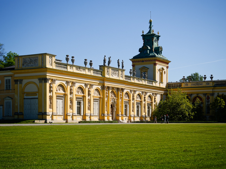 Wilanów – pałac i ogrody Jana III Sobieskiego, barokowe wnętrza, rzeźby, alejki i architektura pełna historii i elegancji.