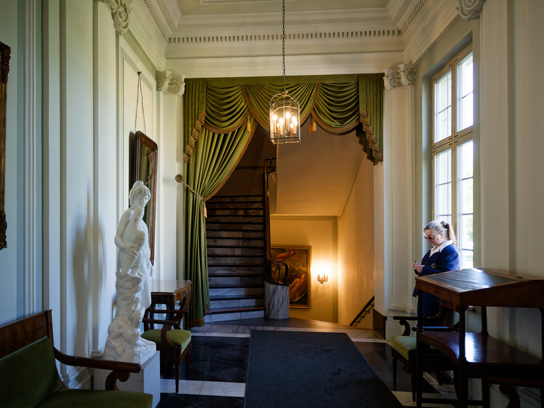 Wilanów – pałac i ogrody Jana III Sobieskiego, barokowe wnętrza, rzeźby, alejki i architektura pełna historii i elegancji.