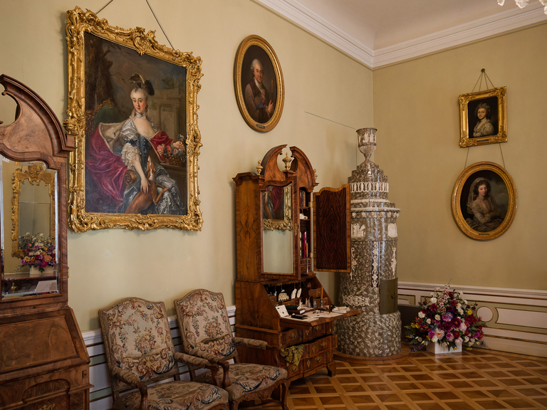 Wilanów – pałac i ogrody Jana III Sobieskiego, barokowe wnętrza, rzeźby, alejki i architektura pełna historii i elegancji.