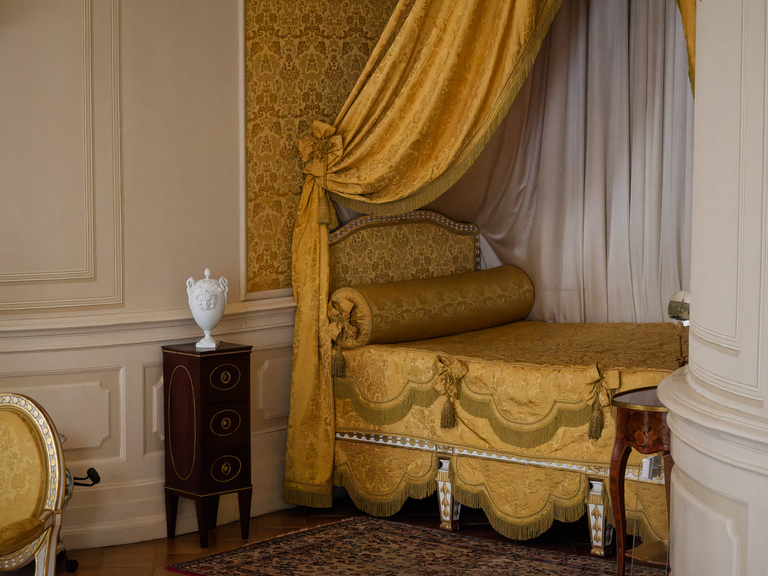 Wilanów – pałac i ogrody Jana III Sobieskiego, barokowe wnętrza, rzeźby, alejki i architektura pełna historii i elegancji.