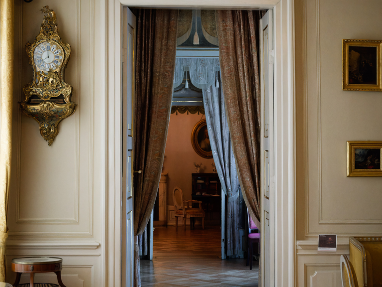 Wilanów – pałac i ogrody Jana III Sobieskiego, barokowe wnętrza, rzeźby, alejki i architektura pełna historii i elegancji.