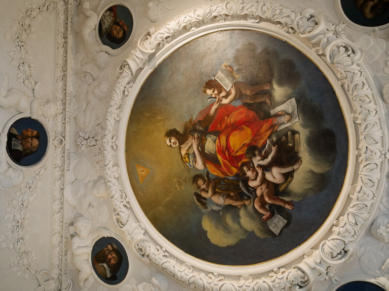 Wilanów – pałac i ogrody Jana III Sobieskiego, barokowe wnętrza, rzeźby, alejki i architektura pełna historii i elegancji.