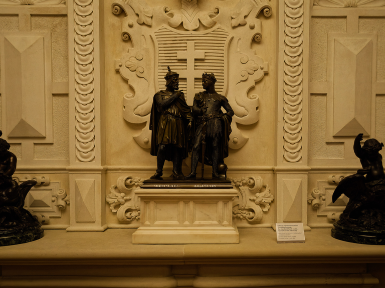 Wilanów – pałac i ogrody Jana III Sobieskiego, barokowe wnętrza, rzeźby, alejki i architektura pełna historii i elegancji.