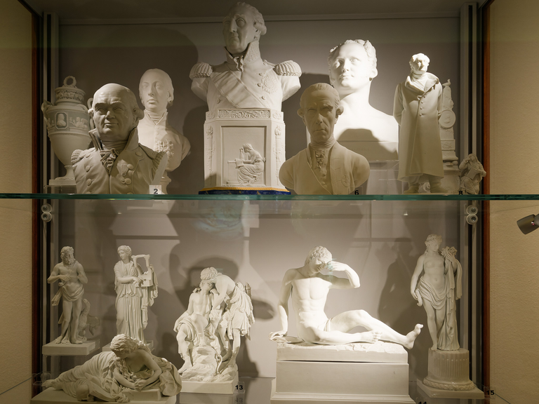 Wilanów – pałac i ogrody Jana III Sobieskiego, barokowe wnętrza, rzeźby, alejki i architektura pełna historii i elegancji.