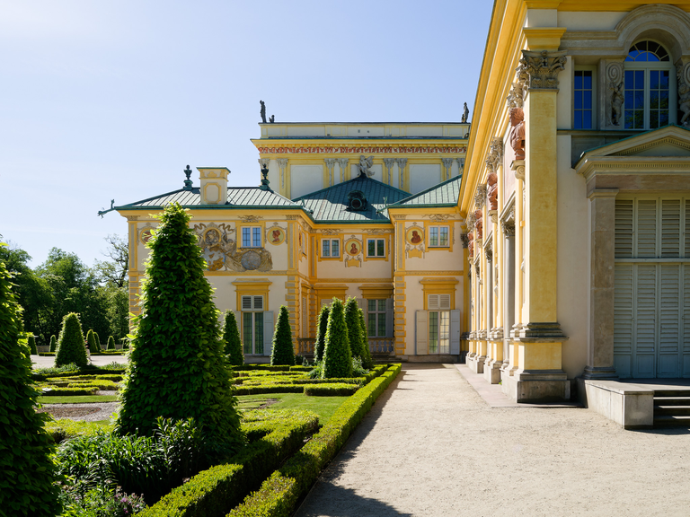 Wilanów – pałac i ogrody Jana III Sobieskiego, barokowe wnętrza, rzeźby, alejki i architektura pełna historii i elegancji.