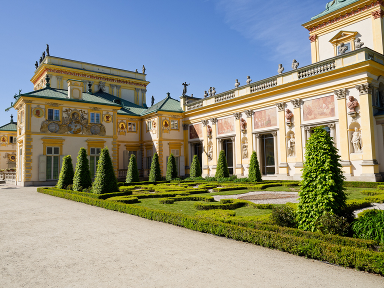Wilanów – pałac i ogrody Jana III Sobieskiego, barokowe wnętrza, rzeźby, alejki i architektura pełna historii i elegancji.