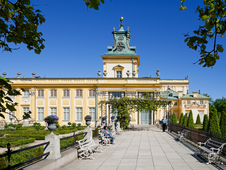 Wilanów – pałac i ogrody Jana III Sobieskiego, barokowe wnętrza, rzeźby, alejki i architektura pełna historii i elegancji.