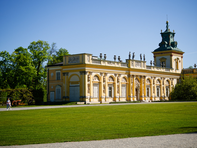 Wilanów – pałac i ogrody Jana III Sobieskiego, barokowe wnętrza, rzeźby, alejki i architektura pełna historii i elegancji.